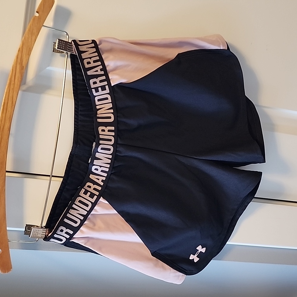 Under Armour loose black/blush pink running short with pockets!!